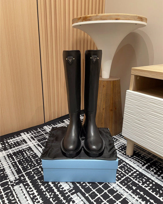 حذاء بوت مطاطي عالي الجودة من برادا للنساء 16233 باللون الأسود