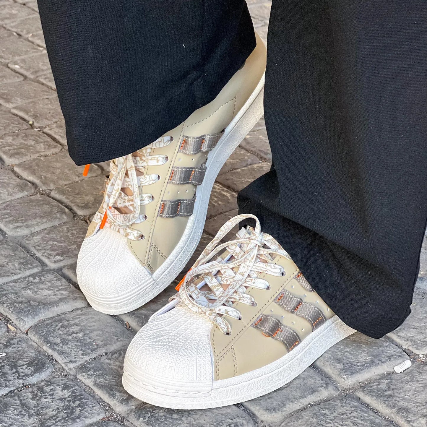 حذاء أديداس سوبر ستار للنساء HQ6450 بيج