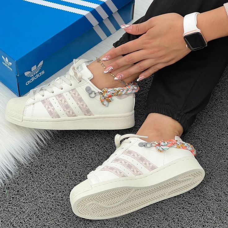 حذاء أديداس سوبر ستار للنساء HO3726 باللون الأبيض