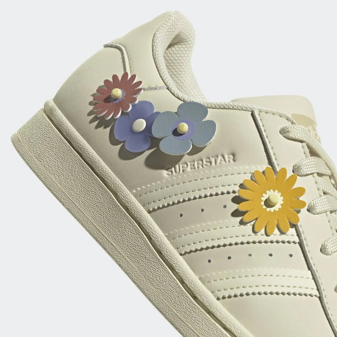 حذاء أديداس سوبر ستار نسائي مزين بالزهور GX2171 بيج
