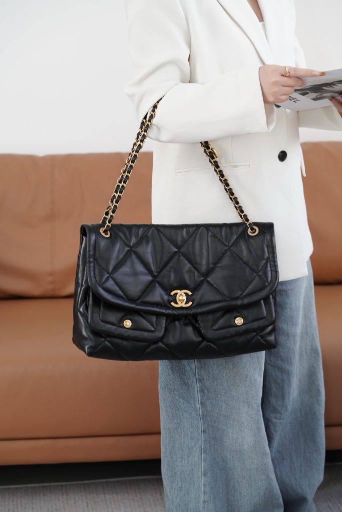 Chanel Maxi Handbag in Black Lambskin Leather Length 25 cm - Width 40 cm Mirorr Woman AP5678 Black - 5