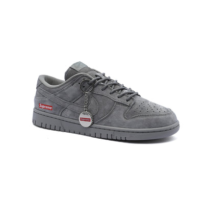 Nike Sb Dunk Low x Supreme Championes Sneakers Men FC1688-122 Gray