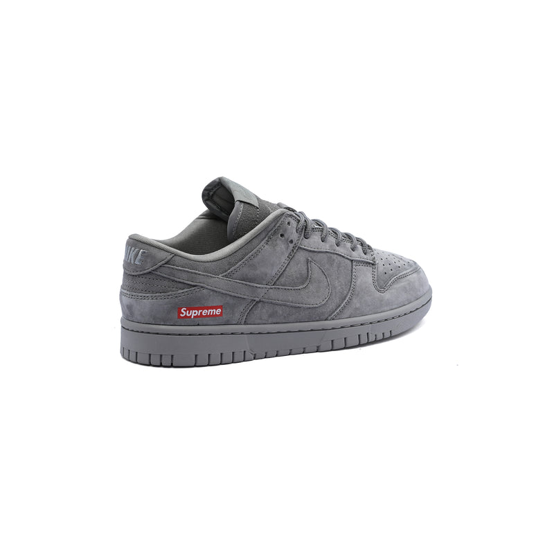 Nike Sb Dunk Low x Supreme Championes Sneakers Men FC1688-122 Gray - 2