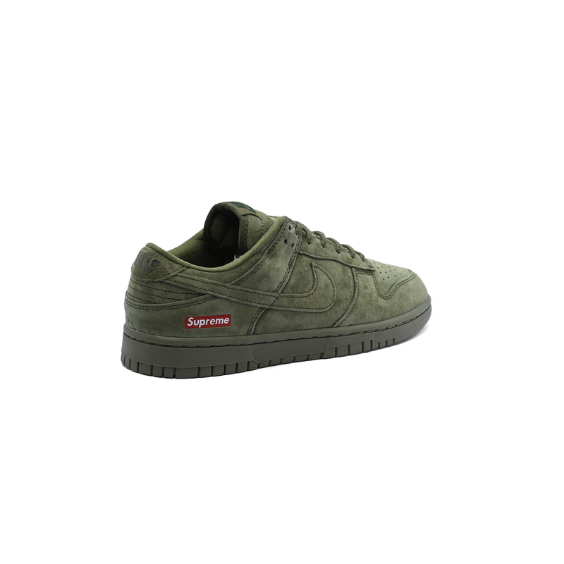 Nike Sb Dunk Low x Supreme Championes Sneakers Men FC1688-122 Olive - 2