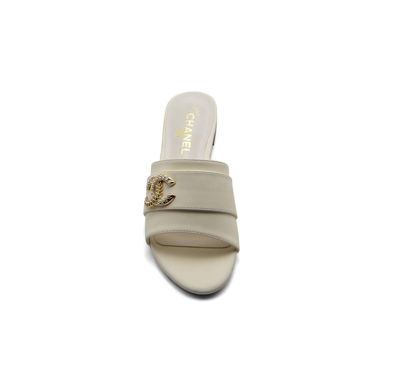 Chanel Leather Pearl Crystal CC Logo Slide Mules Ivory Slipper Woman 51156 White - 3