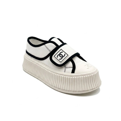 Chanel white Woman canvas platform sneaker with a black trim and a Velcro strap featuring a CC logo, styles luxury brands K0734.