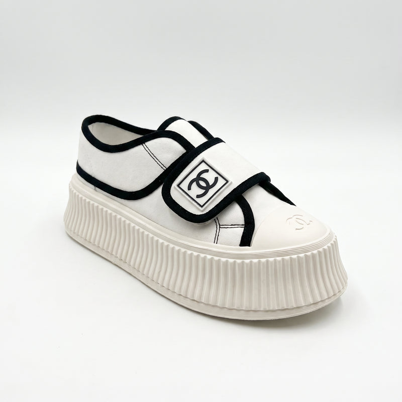 Chanel white Woman canvas platform sneaker with a black trim and a Velcro strap featuring a CC logo, styles luxury brands K0734. - 1