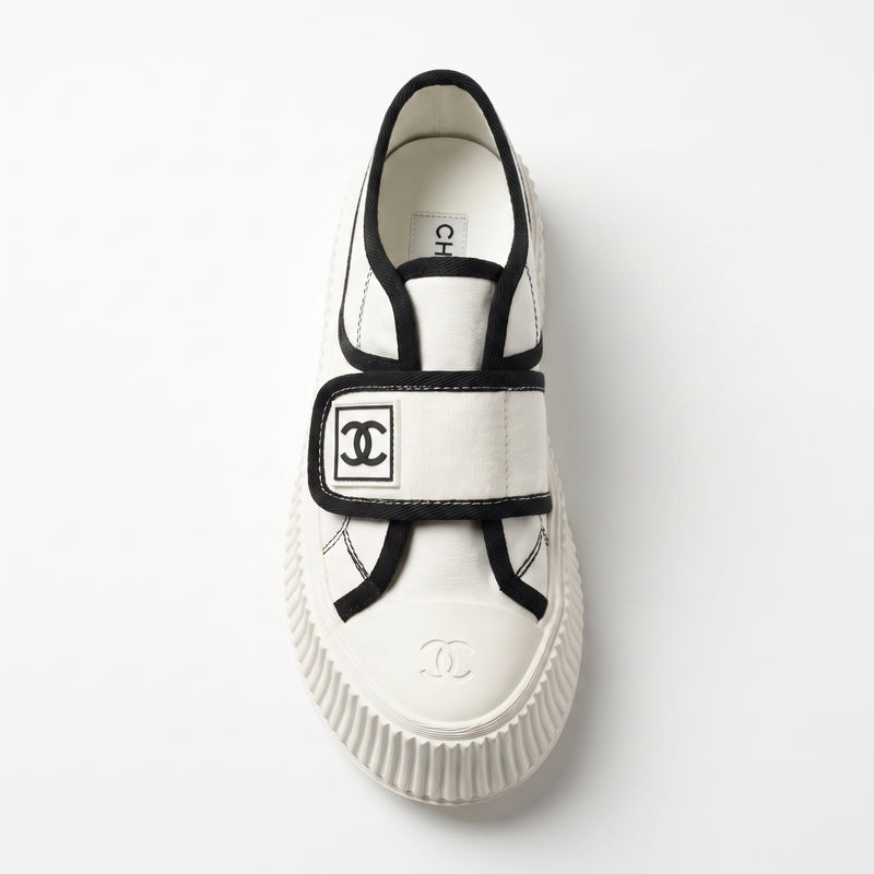 Chanel white Woman canvas platform sneaker with a black trim and a Velcro strap featuring a CC logo, styles luxury brands K0734. - 3