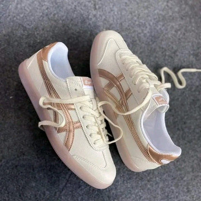 حذاء رياضي Onitsuka Tiger Asics للنساء 1183C095 باللون البيج والذهبي